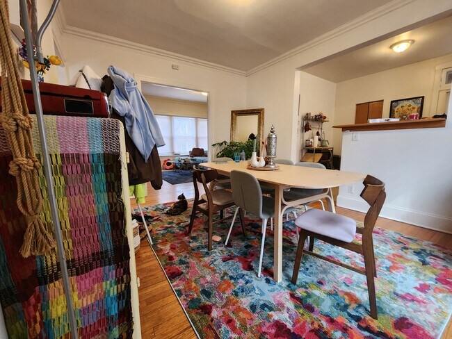 Building Photo - Spacious 2 Bed/1 Bath In Andersonville