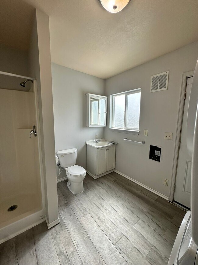 Building Photo - ** 3-Bedroom ~ Upgraded ~ House for Rent in Sought After East Wenatchee **
