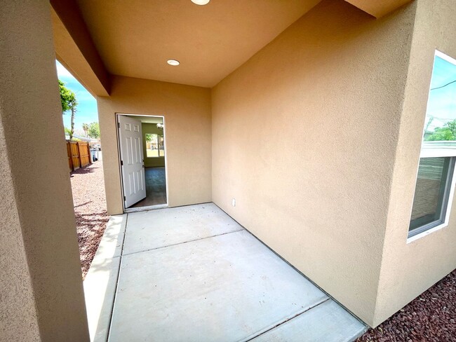 Building Photo - Stunning 3 Bedroom Home Near Colorado Rive...