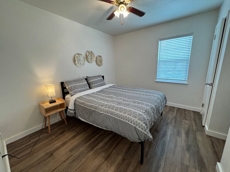 Building Photo - 798 S Cedar St