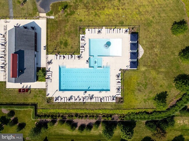 Building Photo - 1747 Riverbluff Ave