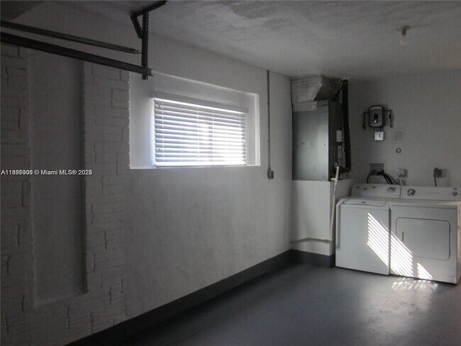Building Photo - 7571 Pierce St