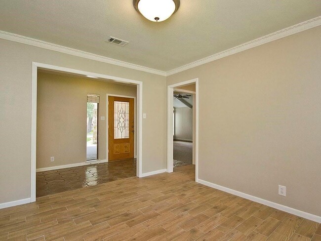 Building Photo - 10608 Fountainbleu Cir