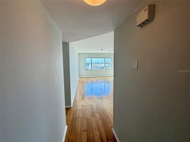 Building Photo - 4775 Cove Cir