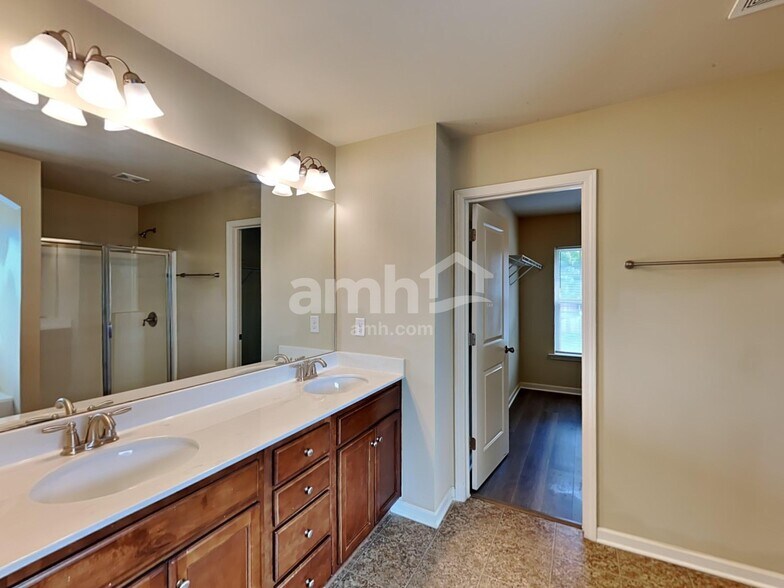 Building Photo - 491 Twain Cir