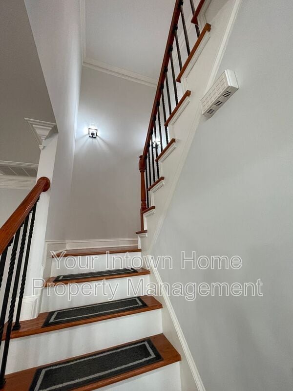 Building Photo - 652 Irwin St NE