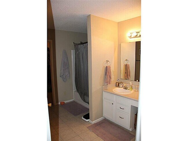Building Photo - 14422 Forsythia Ln