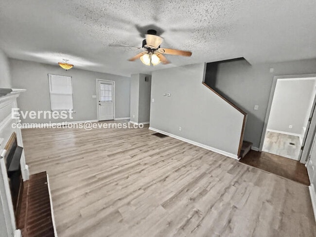 Building Photo - 3 Bed, 2 Bath Home with Garage / Pet-Friendly / Vouchers Accepted / Available Now!