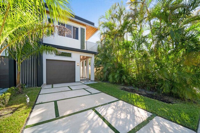 Building Photo - 1621 NE 4th Pl