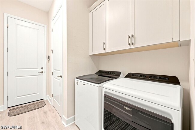 Building Photo - 7239 Saona CT