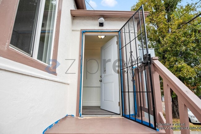 Building Photo - 833 36th Ave