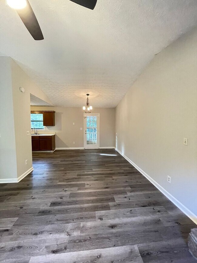 Building Photo - Updated 4 bedroom 2 bath home near in Dallas!