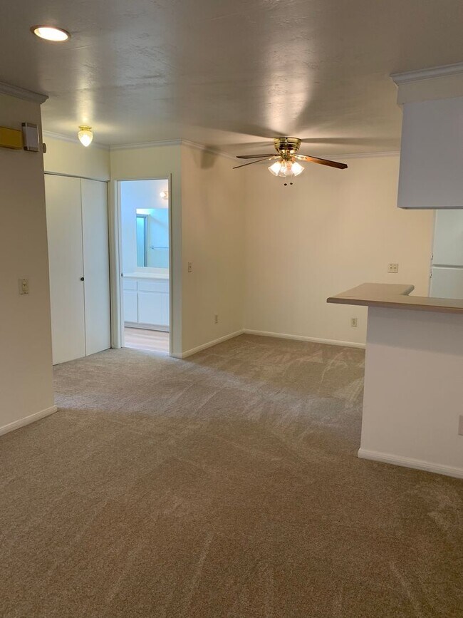 Building Photo - Convenient location!! Upper 1 bedroom clos...