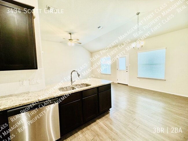 Building Photo - 3434 Scott Cir