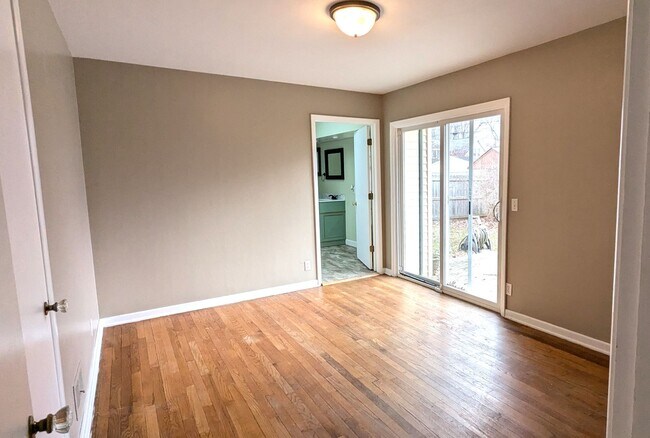 Building Photo - 614 E Sunset Dr