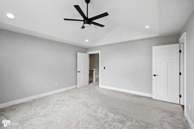 Building Photo - Charming & Updated 4BD/2.5BA!