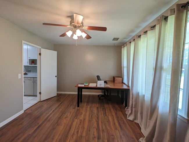 Building Photo - 804 Mixon Dr
