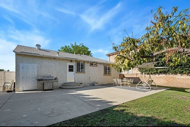 Building Photo - 5874 Zelzah Ave