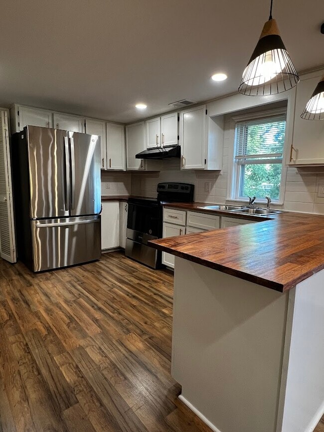 Building Photo - 215 S Skinner Ave