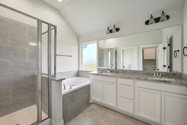 Building Photo - Immediate Move in 3 Bedroom, 2 Bathroom Home with 2 Car Garage