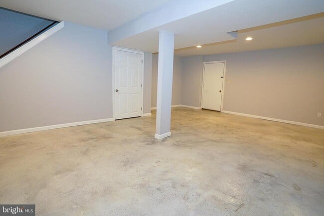 Building Photo - 7862 Centergate Ct