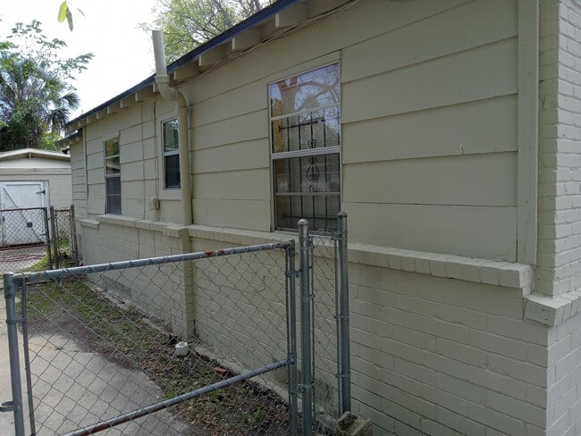 Building Photo - 1708 W 24th St