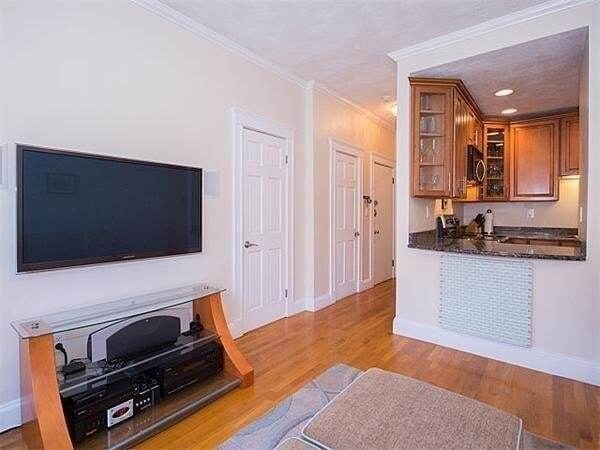 Building Photo - 451 Park Dr