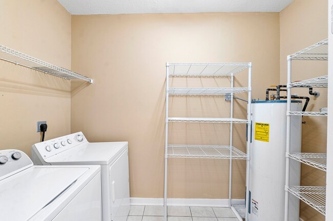 Building Photo - LARGE 3-bed, 3-bath townhome with 2-car ga...