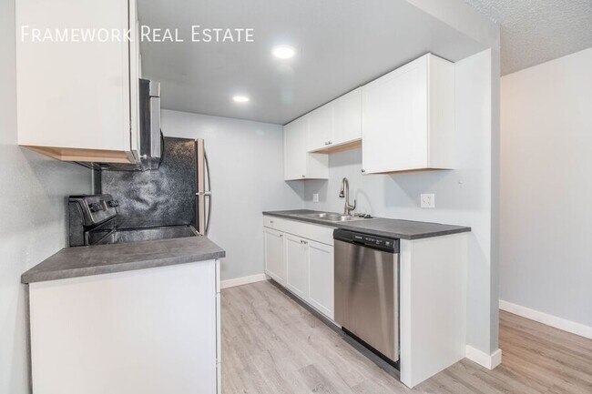 Building Photo - 828 12th St