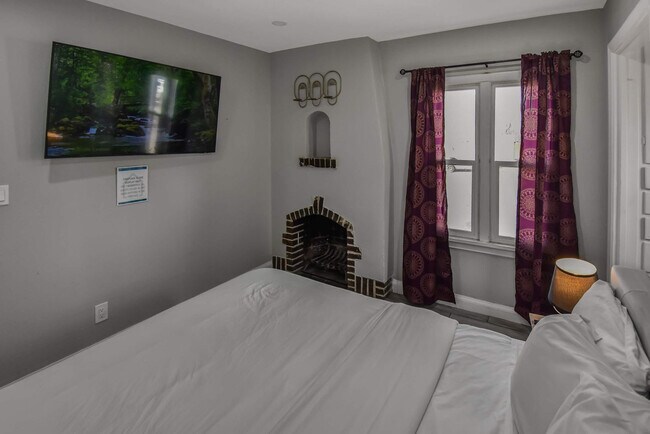 Building Photo - 730 E Alameda Ave