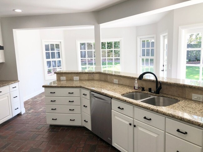Building Photo - 3 Bed 2 Bath Single Family Home in Eastbluff