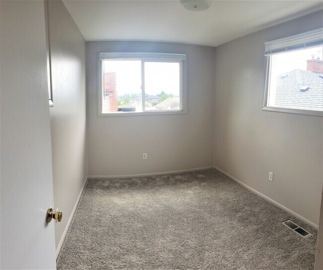 Building Photo - Charming Four Bedroom Home Located Near Cornwall Park.