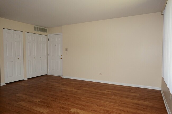 Building Photo - 210 Crestview Dr