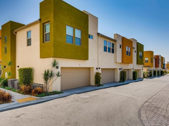 Building Photo - Bright and Modern 2 Bedroom Townhome in Ot...