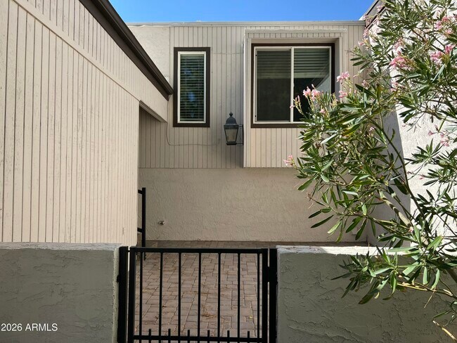 Building Photo - 7527 E Pleasant Run