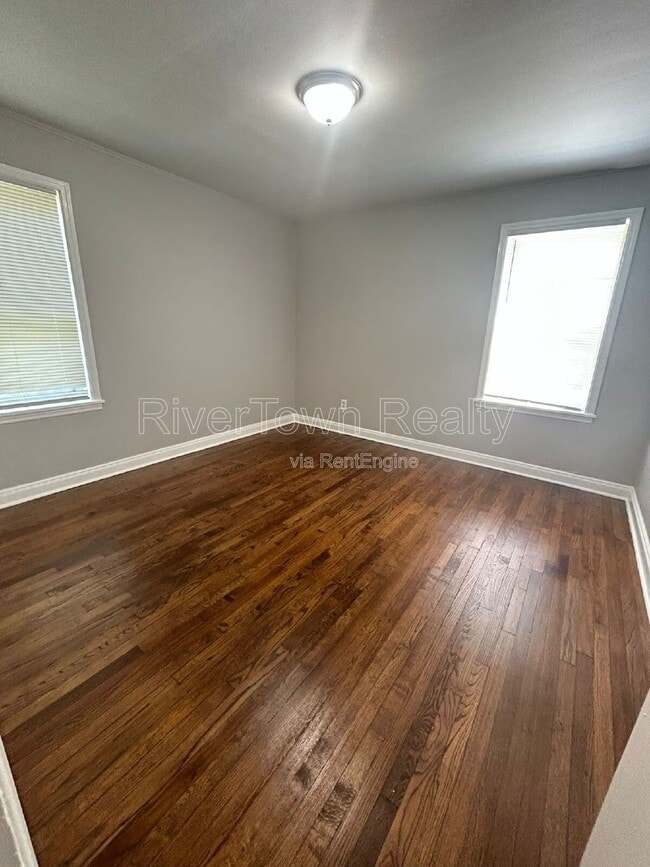 Building Photo - 1070 E Walthal Cir