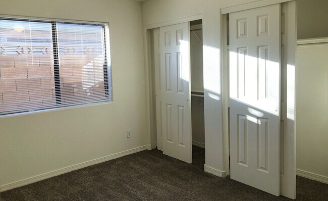 Building Photo - Centrally Located