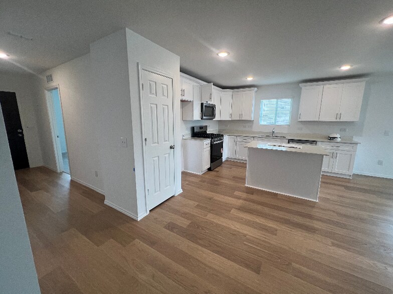 Building Photo - 16044 Isles Dr