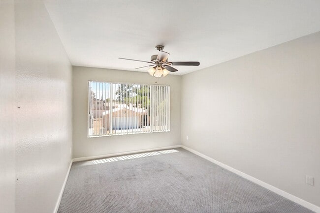 Building Photo - Centrally Located 3 Bed Condo In Gated Com...