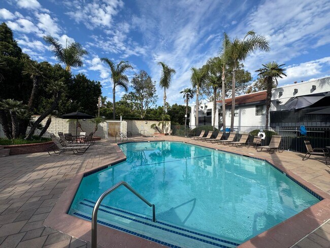 Building Photo - 1Bd/1Ba Condo in Gated Huntington Beach Co...