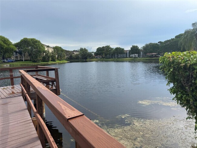 Building Photo - 250 Jacaranda Dr