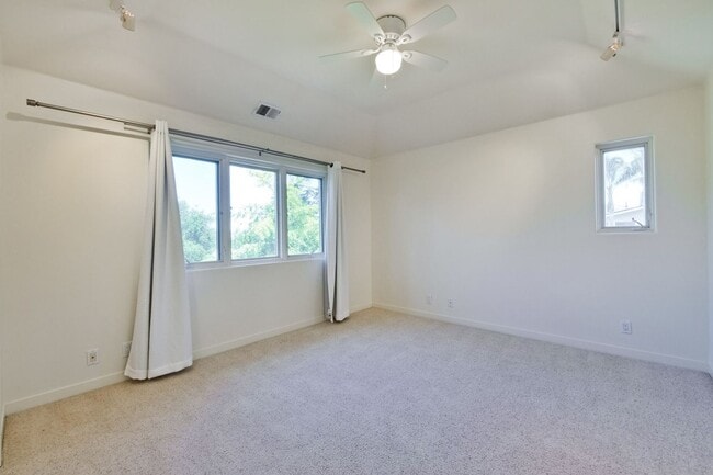Building Photo - Large 3,767 sqft home on a 10,000 sqft lot- 2 bed located on 1st floor w/ separate entrance - Top...