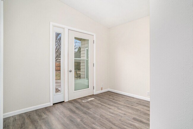 Building Photo - 3 Bed ranch minutes from CSU and pet and s...