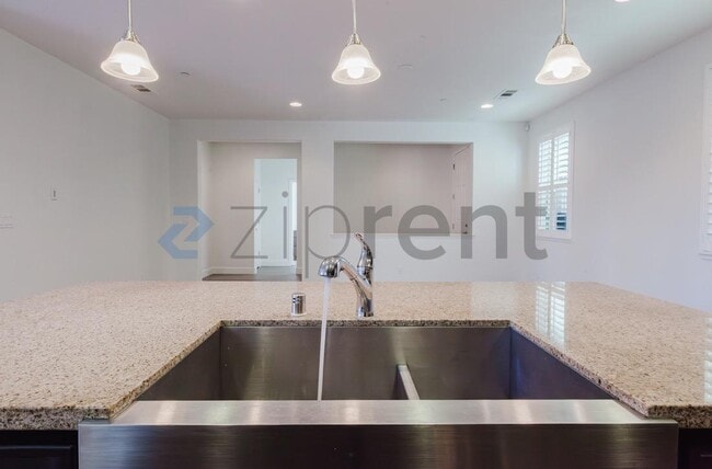 Building Photo - 873 Willow Bridge Dr