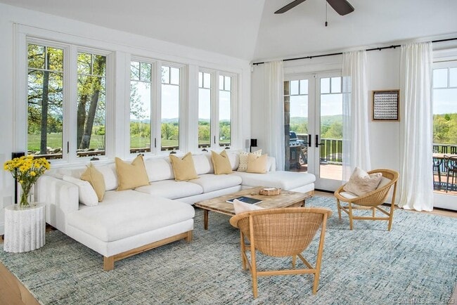 Building Photo - 121 Quaker Hill Rd