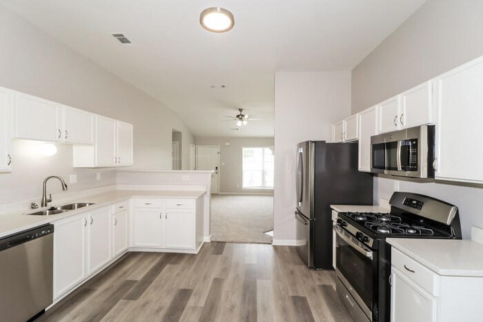 Building Photo - 465 Oakland Hills Dr