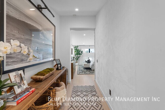 Building Photo - 3301 Lincoln-