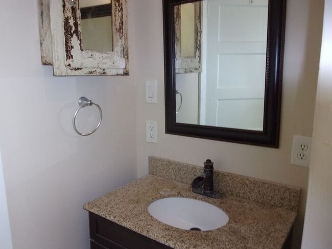 Building Photo - 4 Bedroom 2 Bath Home Blocks to Downtown R...