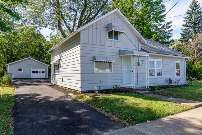 Building Photo - 472 Babbitt Rd