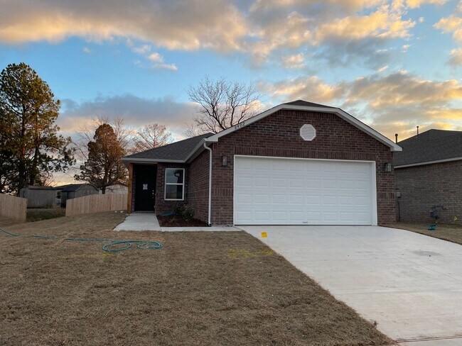 Building Photo - *Zero Regrets with Free Rent + Amazon Cash* Three Bedroom | Two Bath Home in Robinson Ranch